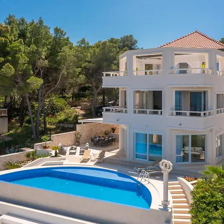 Villa La - Beachfront - Infinity Heated Pool - New Sutivan