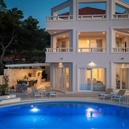 Villa La - Beachfront - Infinity Heated Pool - New