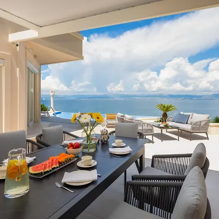 Βίλα La - Beachfront - Infinity Heated Pool - New *