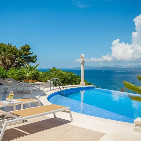 Villa La - Beachfront - Infinity Heated Pool - New Sutivan