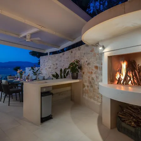 Villa La - Beachfront - Infinity Heated Pool - New Sutivan