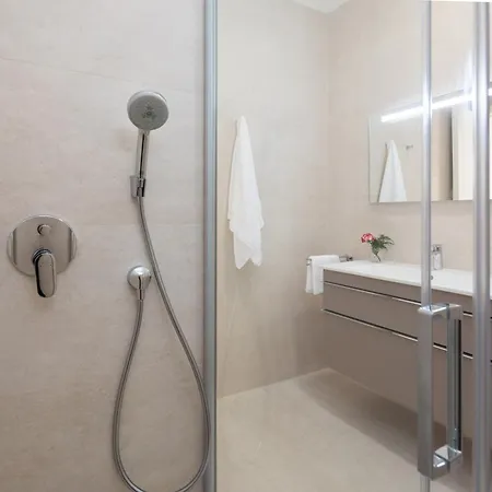 Villa La - Beachfront - Infinity Heated Pool - New *