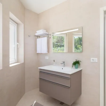 Villa La - Beachfront - Infinity Heated Pool - New Sutivan