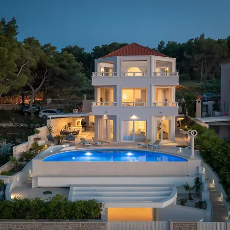 Villa La - Beachfront - Infinity Heated Pool - New Sutivan