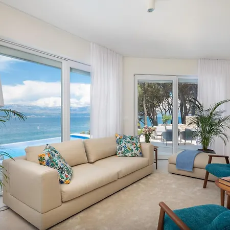 Villa La - Beachfront - Infinity Heated Pool - New Sutivan