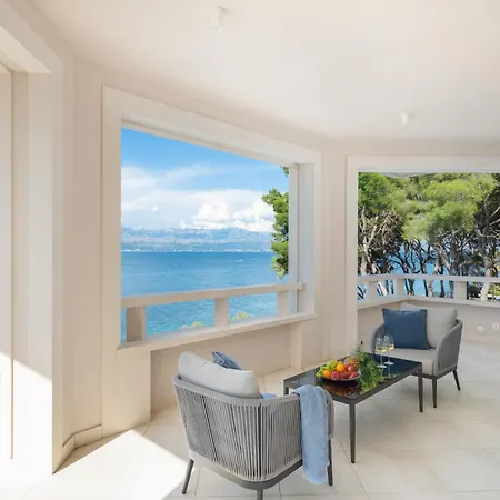 Villa La - Beachfront - Infinity Heated Pool - New Sutivan