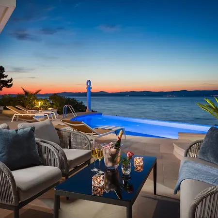 Villa La - Beachfront - Infinity Heated Pool - New Sutivan
