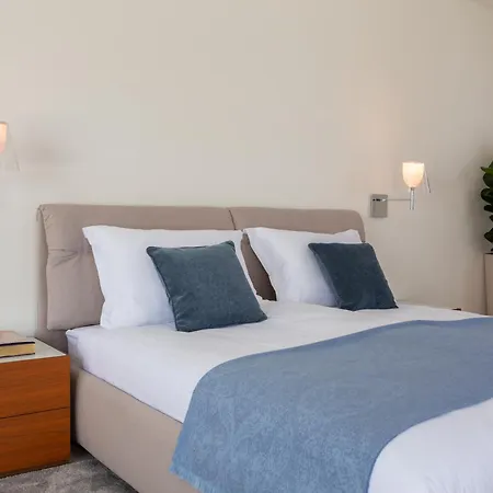 Villa La - Beachfront - Infinity Heated Pool - New Sutivan